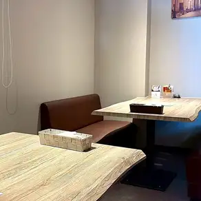 仲間内での飲み会、会社宴会、サークルの集まりなどにぴったりな11名様用の半個室。バル活気を感じながらも、自分たちだけのプライベートな空間でワイワイ一体感を楽しめます！人気のお席なので、ネット予約での早めの確保が確実です◎