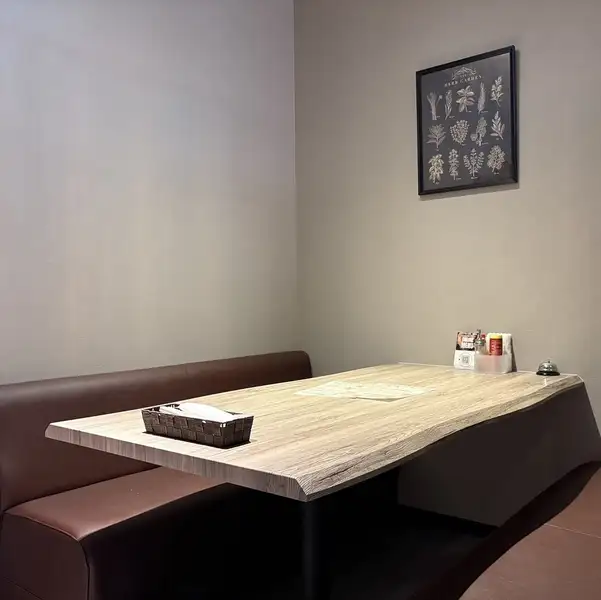 半個室あります♪茂原駅から徒歩3分の大衆イタリアンバル。落ち着きのあるお洒落な店内は、女子会やデートにぴったりです。名物の『2層の炙りチーズケーキ』は目の前で炙るパフォーマンスがウリ♪美味しい料理とフルーツ入りサングリアで、気取らずリラックスした特別な時間をお過ごしください。