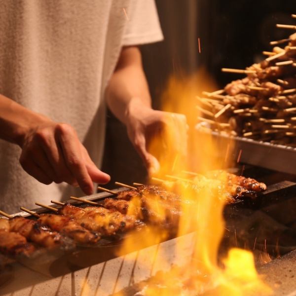 炭火で焼き上げる焼鳥はぜひ食べてほしい逸品！カウンター席はオープンキッチンで楽しめる臨場感溢れる空間◎