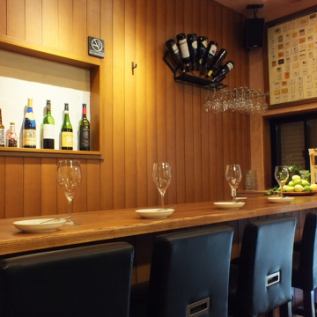 It is a small shop with counter seats as the main ♪ Counter seats where you can enjoy wine slowly, welcomed by one person regardless of age or sex