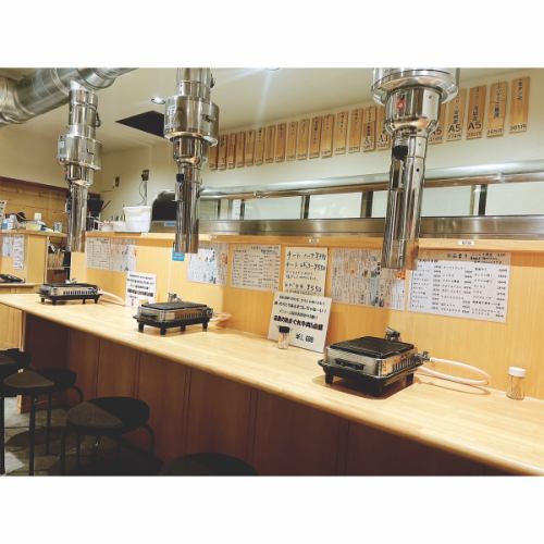おひとり様のお食事にも、１～2名様のサク飲みにも最適なカウンターのお席は全7席！店長との会話を楽しみながら食事するも良し、お連れ様と賑やかに焼肉をご堪能いただくも良し、肩肘張らずカジュアルにお楽しみいただけるお席です♪美味しいお肉を食べながら過ごす贅沢なひとときは、毎日頑張っているご自分へのご褒美◎