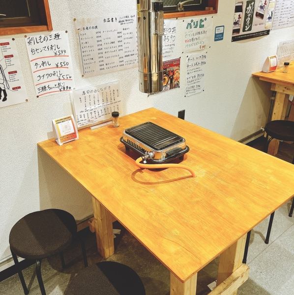 4名様掛けのテーブル席は3つご用意しております♪味もさることながら、フォトジェニックで新鮮なお肉は、小規模のご宴会や女子会で盛り上がること間違いなし！赤身肉にバランスよくサシが入っている最高級ランクの牛肉や、ホルモンなど、とびきり贅沢で美味しい時間をお過ごしください◎