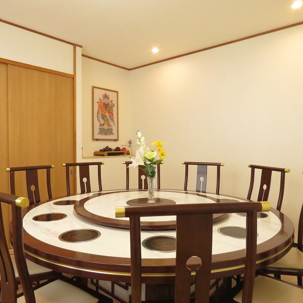 The second-floor seats are available for 7 to 16 people in a round-table private room ★Enjoy the atmosphere of authentic China! These seats are perfect for large family gatherings and company banquets.