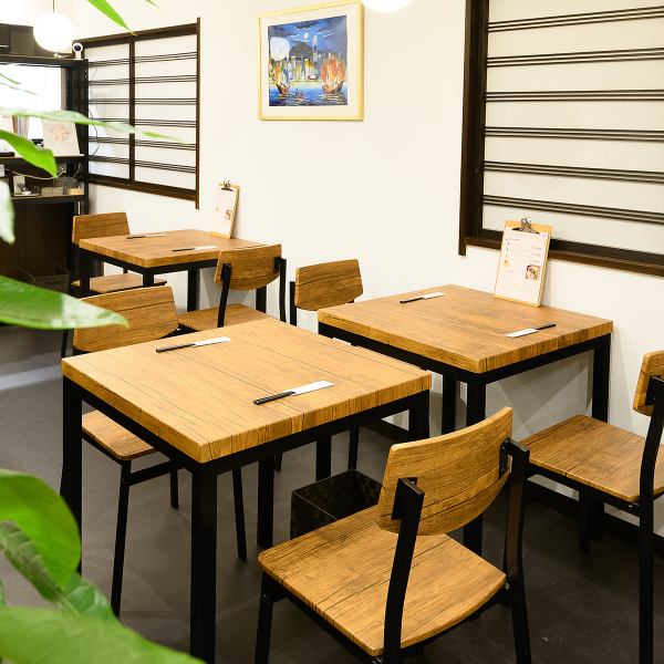 ≪A relaxing space≫ We have 5 tables with seating for 2.Seats can be connected together for 2 to 4 people.The natural interior, accented with soothing ornamental plants, is so comfortable that you will want to stay for a long time.
