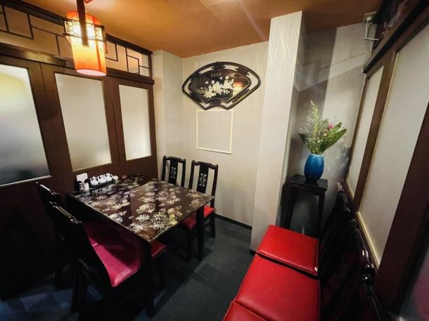 The interior is unified with antique furniture directly imported from Hong Kong♪ The atmosphere of Hong Kong is overflowing.In addition, there are plenty of semi-private rooms according to the number of people!