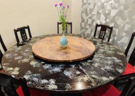 A private room with a round table is ideal for banquets.