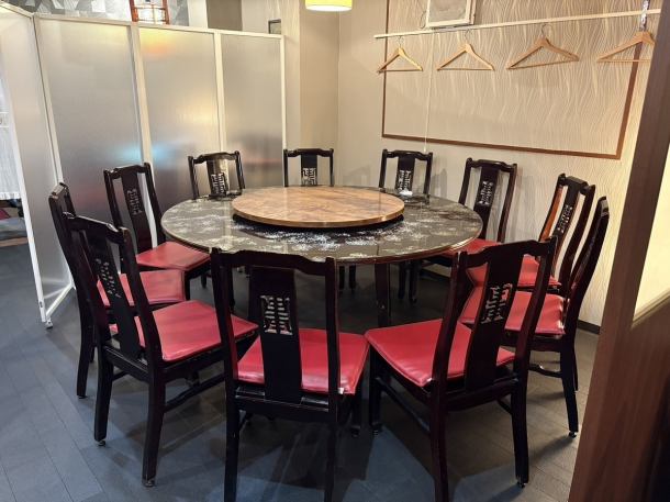 【推荐用于欢迎会、欢送会!】 举办宴会的话,最好是包间。围坐在圆桌旁,尽情旋转吧!感受浓浓的中式氛围!包厢可容纳30人!