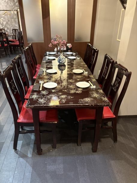 店内摆放着香港直送的古董家具,三张桌子可容纳4至6人,更可连接成可容纳14人的半包间!