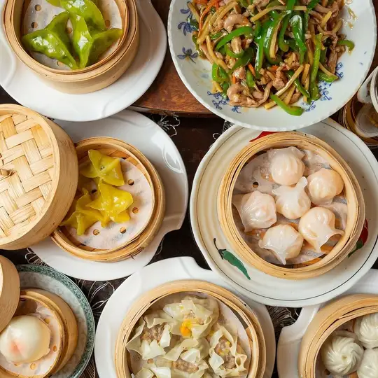 【適合各種宴會！ 】60種新鮮現做的點心和正宗中式菜餚無限量供應，軟飲無限暢飲