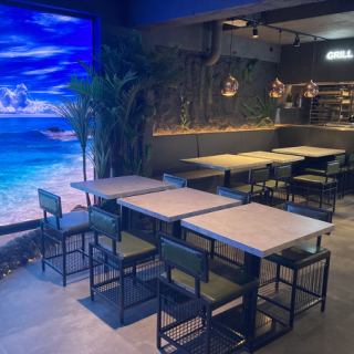 お洒落な店内はテーブル席の他にソファーのお席もご用意。2名様用テーブルかご用意しており、お一人様でもお気軽にご利用いただけます。皆様のご来店をお待ちしております。