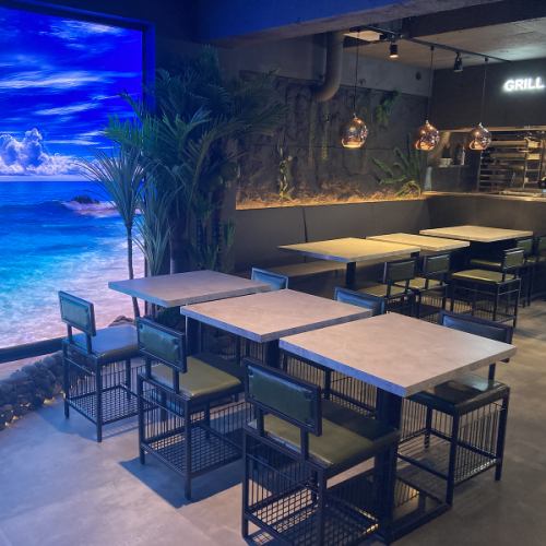 お洒落な店内はテーブル席の他にソファーのお席もご用意。2名様用テーブルかご用意しており、お一人様でもお気軽にご利用いただけます。皆様のご来店をお待ちしております。