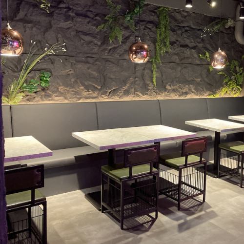 片側ソファーのテーブル席は少人数のご利用から団体様も対応可能ですまた、店内はゆったりとしたつくりのお時間が流れています。