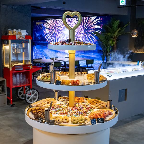 【写真映えするアフタヌーンティースタイル】店内に設置された円形の3段ディスプレイスタンドは、SNS映え抜群◎クッキー等、様々な焼き菓子が並べられていて、見ているだけでも気分が上がります！アフタヌーンティーのようなスタイルで、お写真の撮影も楽しめます♪