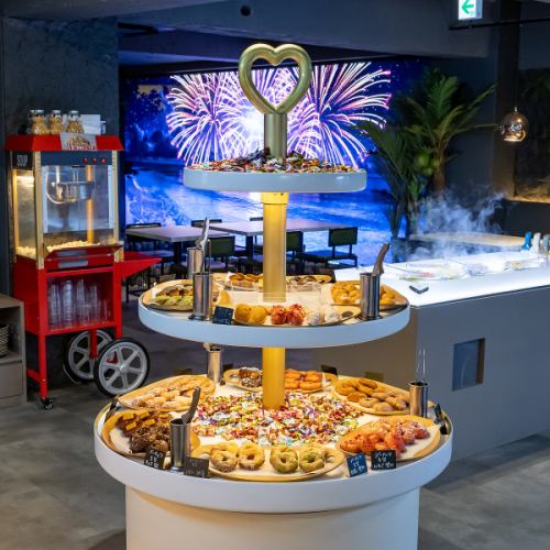 <p>【写真映えするアフタヌーンティースタイル】店内に設置された円形の3段ディスプレイスタンドは、SNS映え抜群◎クッキー等、様々な焼き菓子が並べられていて、見ているだけでも気分が上がります！アフタヌーンティーのようなスタイルで、お写真の撮影も楽しめます♪</p>