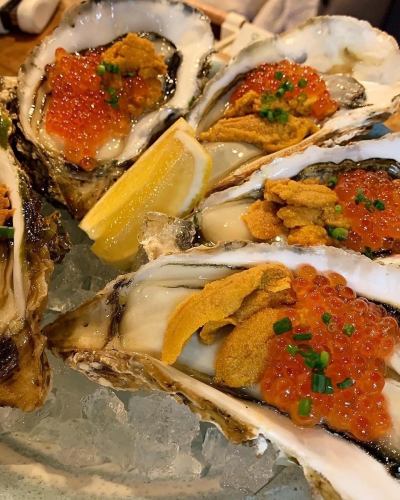 There are always 3 types of raw oysters, and sea urchin and salmon roe are luxuriously placed on top of the raw oysters!
