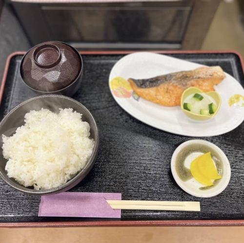 サーモン塩焼き定食