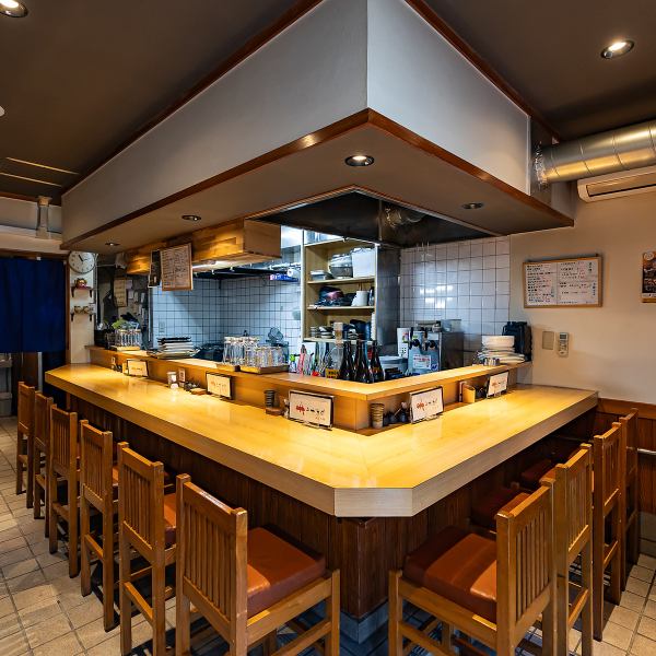 【サク飲み・昼飲みならカウンター席！】針中野駅・駒川中野駅から徒歩6分、いつでも気軽にお立ち寄り頂けるのが魅力の当店。カウンター席なら周囲のお客様の目を気にせずに、ゆったりとリラックスできます♪お好きなドリンクとお気に入りの焼き鳥串で至福の時間をお過ごしください。毎日23時まで営業中、2軒目利用にも◎