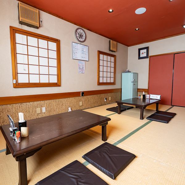 【ご家族・グループでのお食事に♪2階テーブル席】アットホームな雰囲気の店内は、仲の良いご友人との飲み会・女子会・ご家族での食事にもピッタリ。大きなテーブルなので、宴会コースのお食事や飲み放題ドリンクが並んでも焦る心配はありません！また、通路が広いのでお子様連れでのママ会・ランチにもイチオシです！