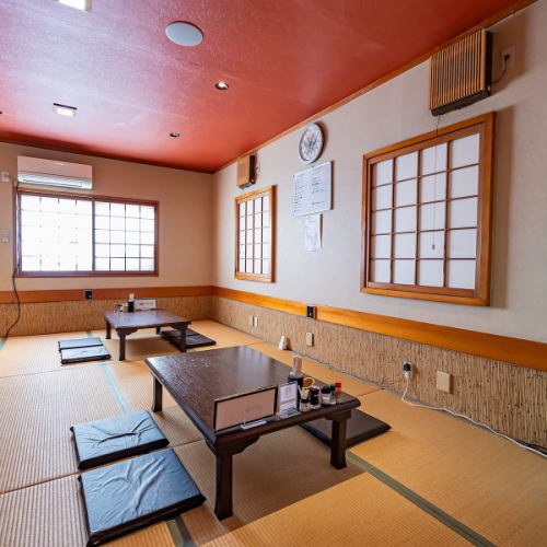 ゆっくりお食事するならテーブル席♪当店看板メニューの焼き鳥やお料理を囲んで楽しくお話しできるので、ご家族でのお食事・女子会・仲の良いご友人との飲み会・同僚との打ち上げにもピッタリ!お席の確保は事前予約がおすすめ◎