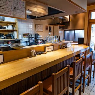 お仕事終わりのサク飲み・休日の晩酌・同僚との2軒目利用など、使い勝手抜群なカウンター席。お一人様でもお気軽に、女性同士でも安心してお立ち寄り頂けます◎帰宅前にホッと一息つける店内で、ゆったり一杯いかがですか?