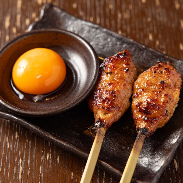 【自慢のつくね3種】炭火の香ばしさ×タレと卵黄の黄金コンビ×ふっくらジューシーな食感に心を奪われる♪
