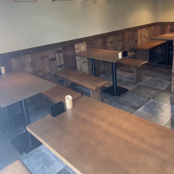 4名テーブルが3卓。最大16名様ほどご利用いただけます！駅チカで便利な立地ためお仕事帰りの一杯、会社宴会、ご友人同士のお食事など様々なシーンに対応。お気軽にご来店ください♪