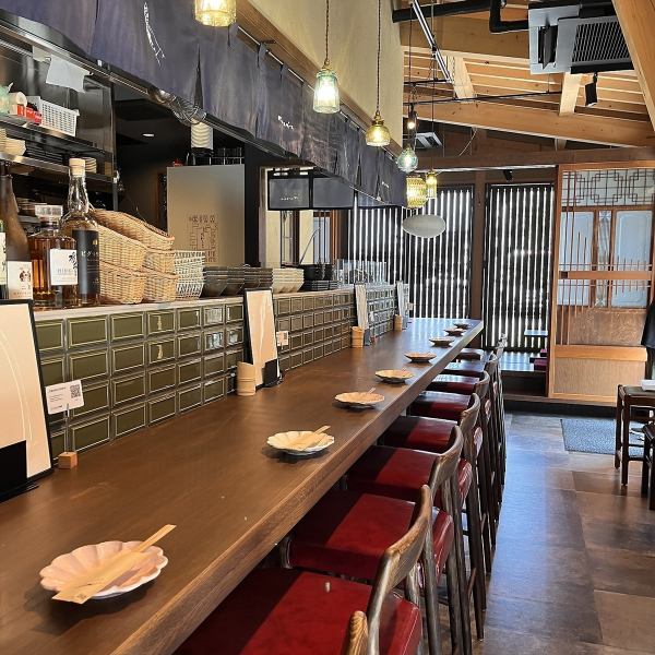居心地の良さが魅力のカウンター席はお一人様のご利用も大歓迎◎旨い串焼き・旨い酒とじっくり向き合う贅沢なひとときをお過ごしいただけます。気の置けないご友人とのお食事や大切な人とのデートにも◎