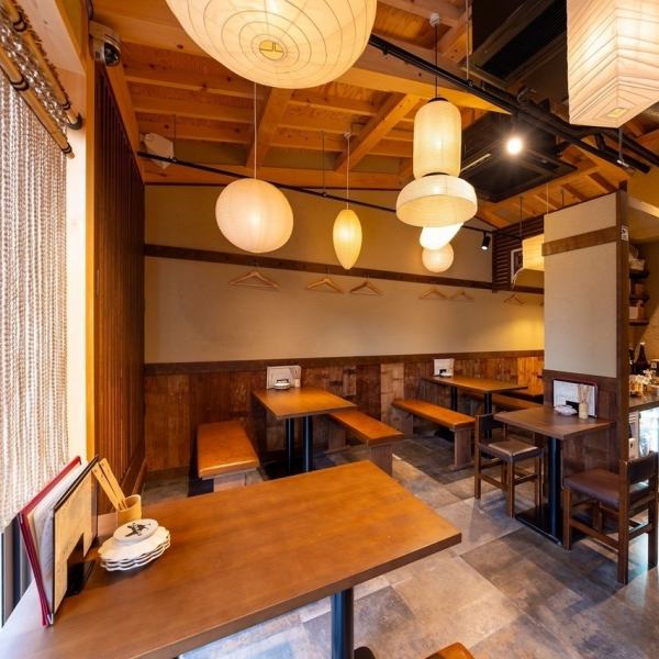 4名テーブルが3卓。最大16名様ほどご利用いただけます！駅チカで便利な立地ためお仕事帰りの一杯、会社宴会、ご友人同士のお食事など様々なシーンに対応。お気軽にご来店ください♪