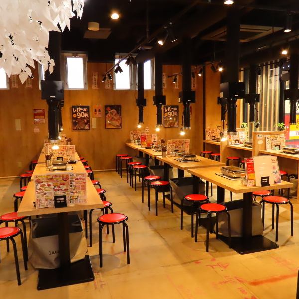 【欢迎预订整间会场】所有桌位均可容纳多人或小团体！下班后小酌一杯，或是与朋友小酌，各种场合皆宜。