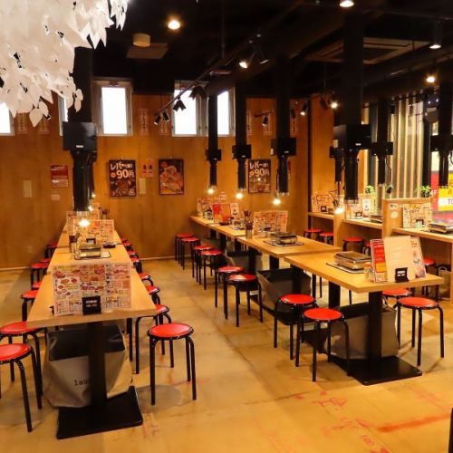 4名テーブル×8卓をご用意しております。