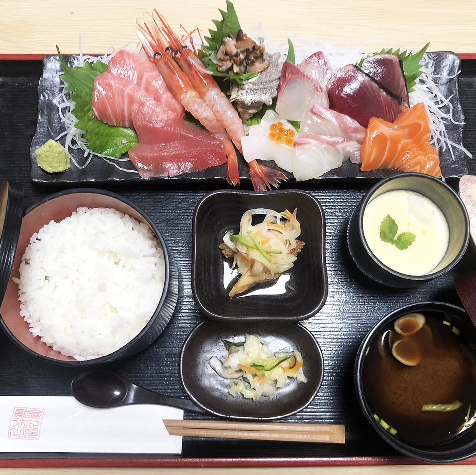 ランチには旬に合わせた刺身やふっくらうな重などが楽しめます！