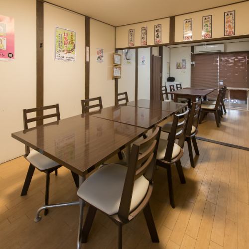 落ち着きの中で楽しむひとときを提供する場所。自然な温かみを感じるテーブル席が並ぶこのお店では、友達との会話を楽しむのにぴったりな空間です。賑やかに盛り上がることができ、心が安らぎます。シンプルでも居心地の良さがあり、特別な時間をお過ごしいただけます。