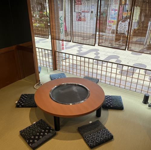 <p>当店では、お座敷のお席もご用意しております。お子様連れのお客様やご家族でご来店いただいた際にちょうどいいお席です。小さいお子様でも安心のお席ですので、ぜひご利用ください！円形のテーブルとなっておりますので、ご家族やご友人、気の置けない宴会など皆様で囲めば、お話も弾みます。皆様のご利用お待ちしてます。</p>