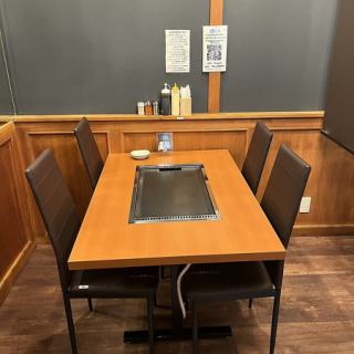 当店では、テーブル席をご用意しております。ご友人とのお集まりやご家族でのお食事などに最適です。間隔を広めにとってありますので、周囲を気にせずお楽しみいただけます。