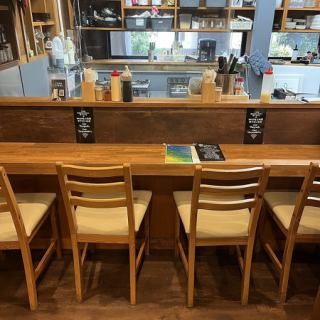当店ではカウンター席をご用意しております。お一人でご来店のお客様でも、ゆったりとお過ごしいただけます。カウンター席で美味しいお料理やお酒を心ゆくまでご堪能ください！
