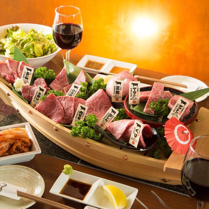 豪華なお肉の舟盛りが楽しめる、飲み放題付きコースがおすすめ◎