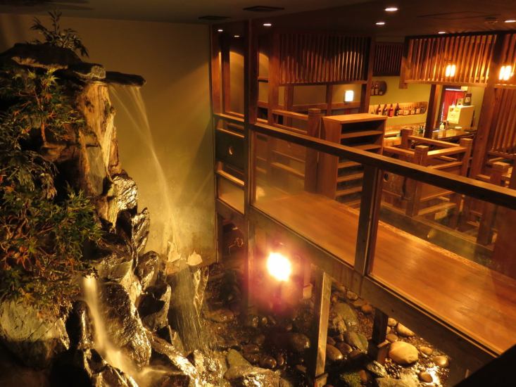 带有京都河床主题的座位和在商店内流动的瀑布创造了一个治疗空间