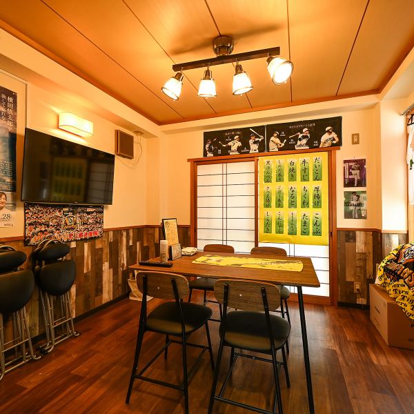 4名掛けのテーブル席や、6名まで利用可能な個室を完備！ご家族での団らん、友人との飲み会、大切な誕生日や記念日にもぴったりです。清潔感がありながらも、どこか懐かしい居心地の良い雰囲気が自慢◎少人数からグループまで、周りを気にせず美味しい静岡グルメとお酒に浸りながら、至福のひとときをお過ごしいただけます。