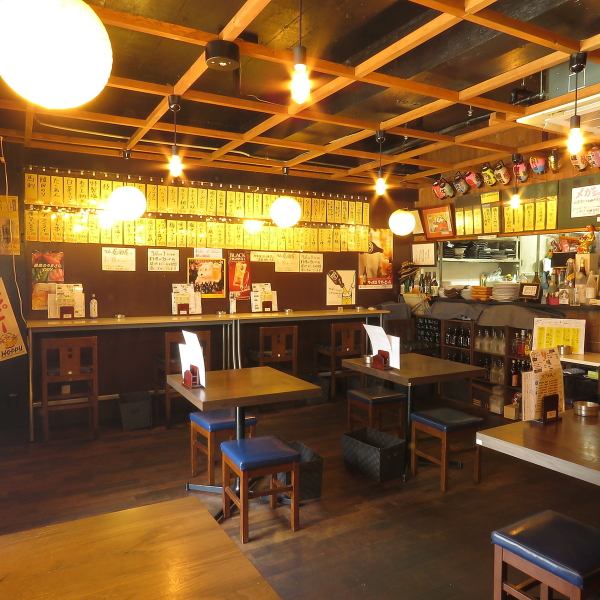 昔ながらのレトロな雰囲気を大切にした、どなたにも過ごしやすい居酒屋です。店内にはカウンター席もございますので、おひとり様でのご来店の際は気軽にお掛けになって、当店自慢の和食やお酒をのんびりとお召し上がりください◎