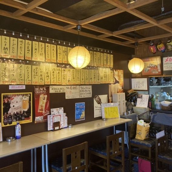 もちろんカウンターもご用意しております！提灯が浮かぶ趣のある空間で、のんびりお酒をお楽しみください◎もちろんサク飲みも大歓迎ですよ！