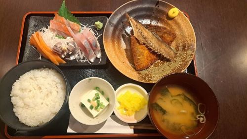 サービスランチ！刺身定食アジフライ付き　味噌汁小鉢付き