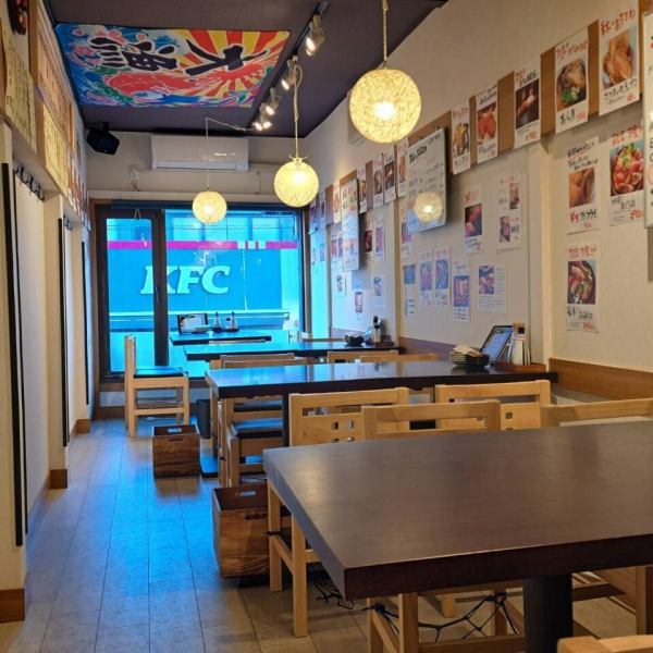 少人数での食事におすすめ！2Fのテーブル席は2名様からご利用可能です！仲間内との食事や家族での食事などお気軽にお楽しみいただけます！