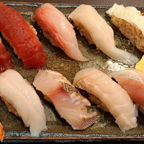 サービスランチ！握り寿司12貫　味噌汁付き