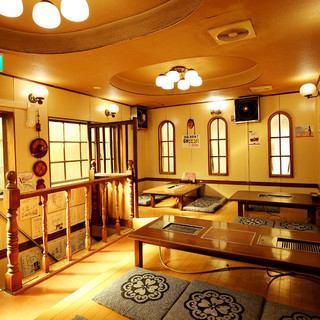 お席は1Fにテーブル席、2Fに広々としたお座敷をご用意しております！仕事帰りの飲み会や、女子会、デート、ランチ利用等どんなシーンにも対応します★