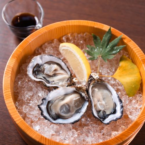 Fresh raw oysters served in a bathtub (2 oysters)