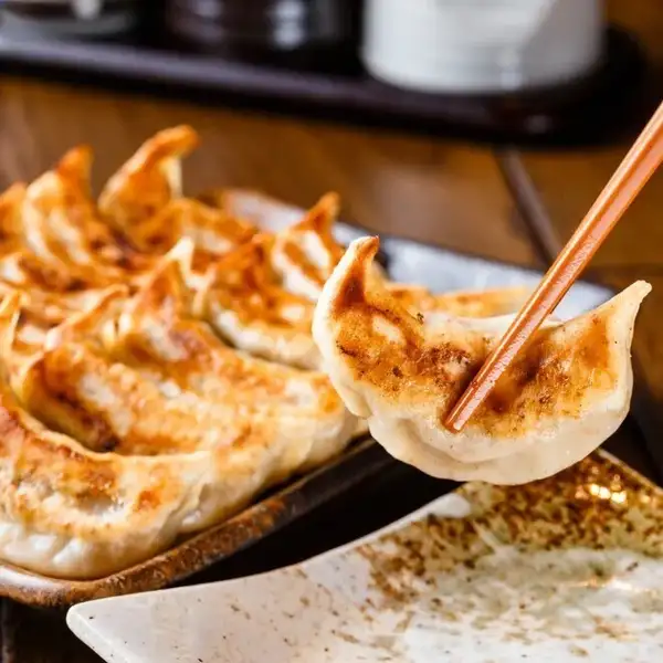 当店名物『餃子食べ放題コース』餃子やき鳥.揚物食べ放題含9品 3時間飲み放題付 5200円⇒3990円