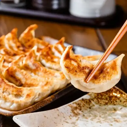 当店名物『餃子食べ放題コース』餃子やき鳥.揚物食べ放題含9品 3時間飲み放題付 5200円⇒3990円