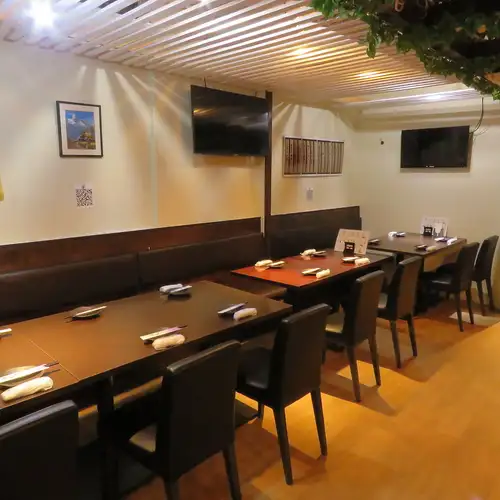 <p>店内は広々♪貸切予約は午前11時からOK♪お気軽にご予算などご相談ください!お仕事帰りに横浜で一杯いかがですか?テーブル席などもご用意しております。ご宴会は最大49名様までご利用可能です。毎日使えるお会計10%OFFクーポンも有◎ぜひ大人数でのご宴会や飲み会にご利用ください!</p>