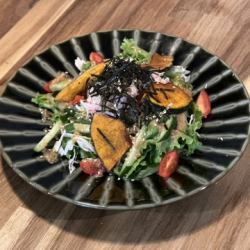 紅ズワイガニとカボチャフリットサラダ
