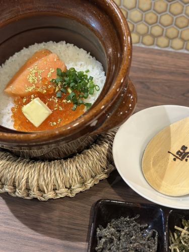 サーモンといくらの金箔土鍋ご飯
